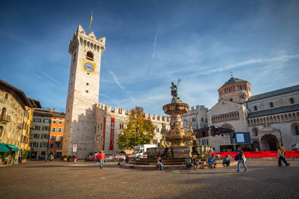 povos que andam na fonte de netuno na piazza duomo em trento - trento - fotografias e filmes do acervo