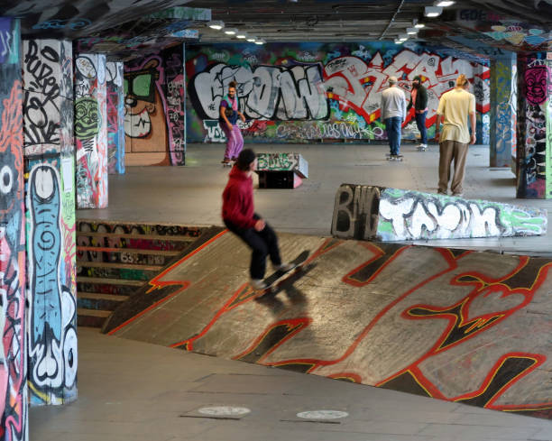 skateboard und bmx park. unter queen elizabeth hall. london river thames southback - skateboard park ramp skateboard graffiti stock-fotos und bilder