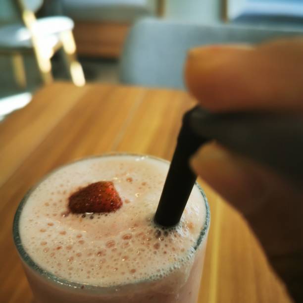 białko wstrząsnąć z truskawką bananową na lodzie w szkle - milk shake coffee latté cold zdjęcia i obrazy z banku zdję�ć