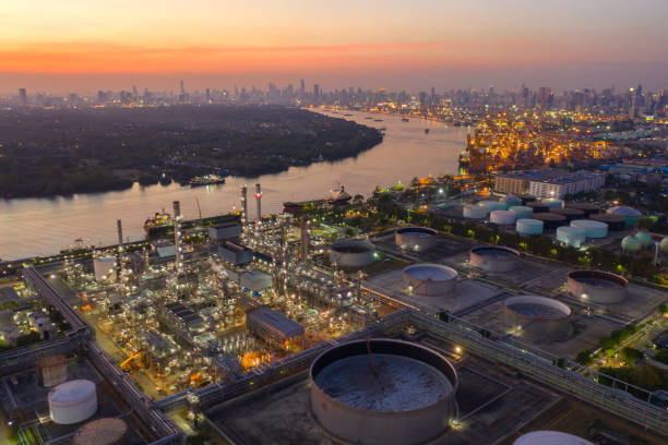 planta aérea da refinaria de petróleo da vista disparada pelo zangão - kuwait city - fotografias e filmes do acervo