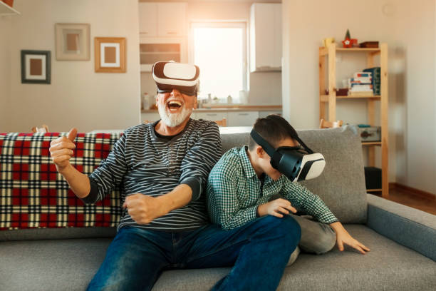 divertirsi virtualmente - grandparent family multi generation family technology foto e immagini stock