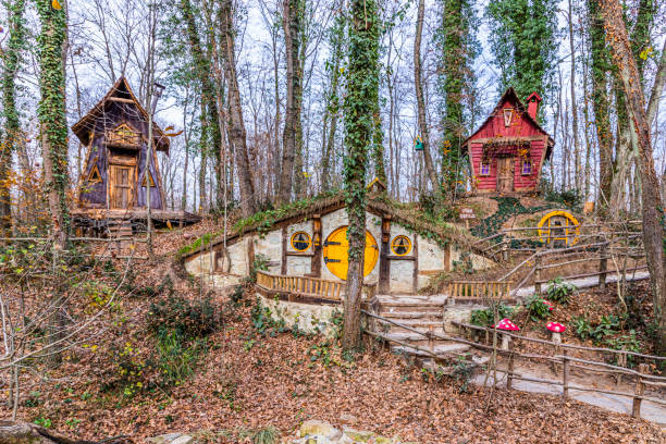 parco cittadino di izmit ormanya, case di legno hobbit - image title foto e immagini stock