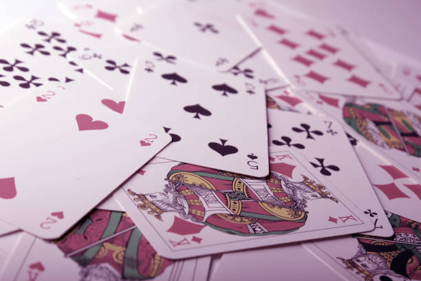juega cartas dispersas en la mesa. - poker cards royal flush leisure games fotografías e imágenes de stock