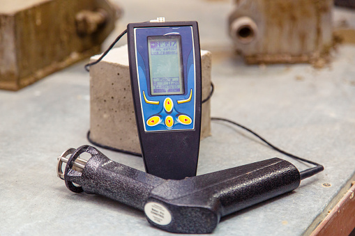 Device for the study of concrete and determine the properties, density and quality of the finished concrete. The device lies on a cubic sample of concrete