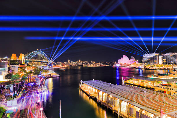 sy vivid 19 circ quay bridge - sydney australia the rocks city australia imagens e fotografias de stock