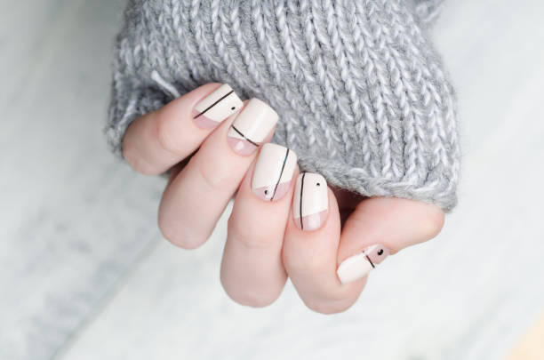 manicura beige con estampado minimalista con puntos y líneas - fingernail manicure beauty decoration fotografías e imágenes de stock