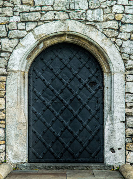 antyczne drzwi z kutego żelaza i ceglane ściany. staroangie angielskiej tradycyjnej architektury - gate palace english culture formal garden zdjęcia i obrazy z banku zdjęć