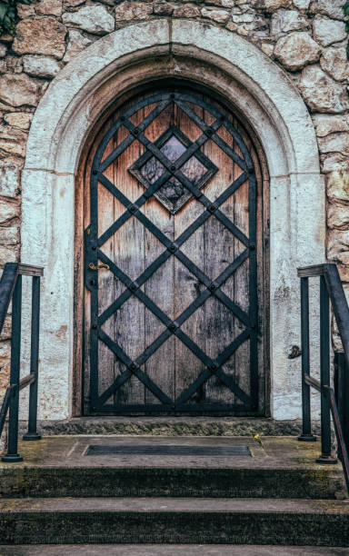 antyczne drzwi z kutego żelaza i ceglane ściany. staroangie angielskiej tradycyjnej architektury - gate palace english culture formal garden zdjęcia i obrazy z banku zdjęć