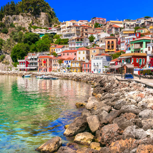 coloful schöne stadt parga - perfekter urlaub in der ionischen küste von griechenland - romantic getaway stock-fotos und bilder