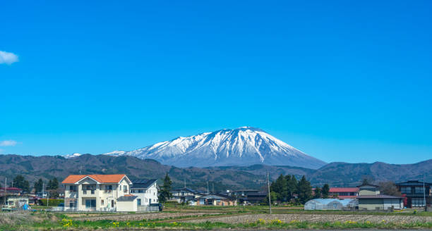 le mont iwate surmonté de neige avec le fond naturel bleu clair de ciel, paysage urbain de beauté de takizawa et ville de shizukuishi - tohoku region photos et images de collection