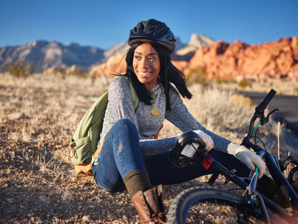 自転車のそばで休息を取るために立ち止まるアフリカ系アメリカ人女性にフィット - red rock canyon national conservation area ストックフォトと画像