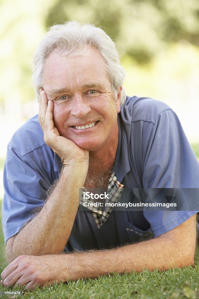 Portret starszy człowiek w parku - Zbiór zdjęć royalty-free (Mężczyźni)