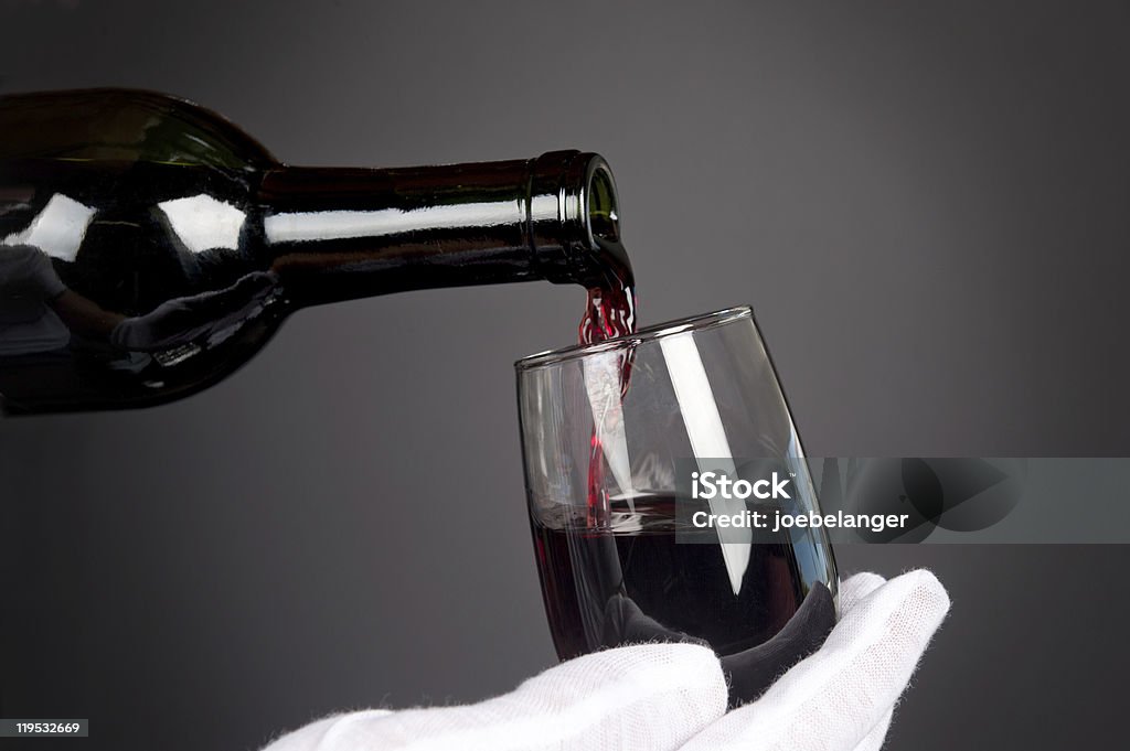 Наливать бокал вина - Стоковые фото Алкоголь - напиток роялти-фри