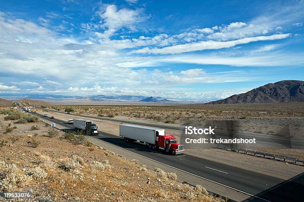 Photo libre de droit de Désert De Mojave Freeway banque d'images et plus d'images libres de droit de Grands axes de circulation - Grands axes de circulation, Poids lourd, Nevada