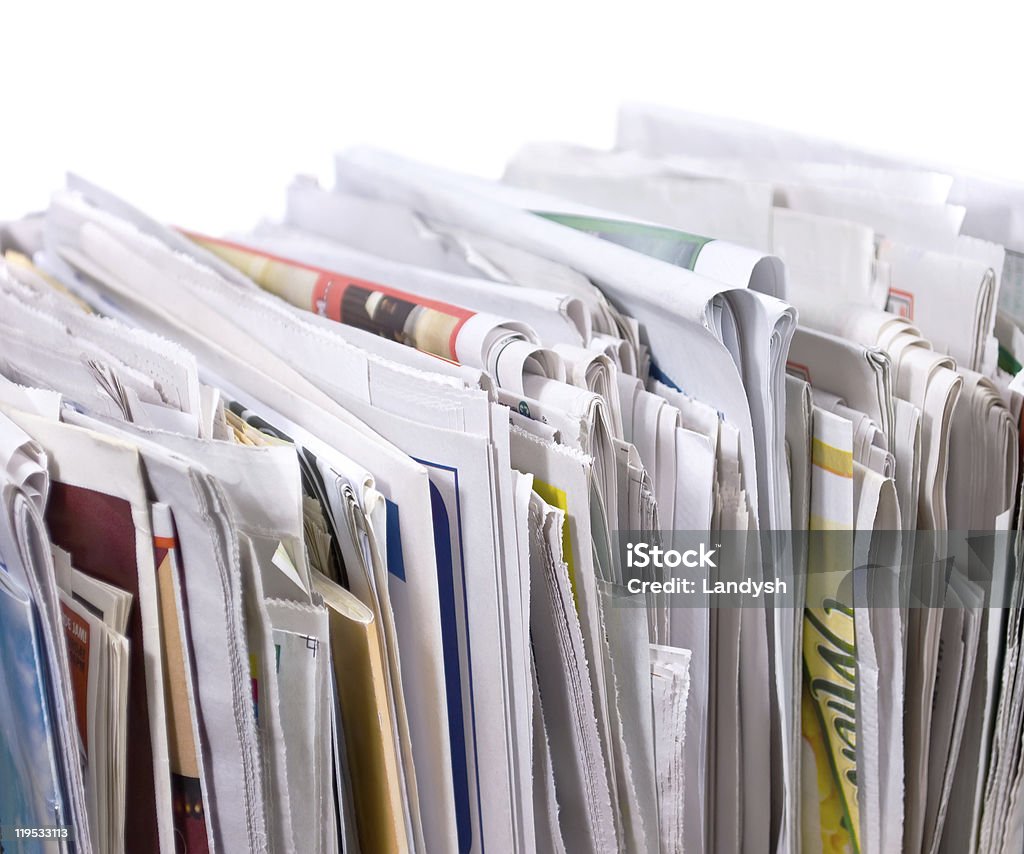 Vertical pile de journaux et des flyers - Photo de Empilé libre de droits