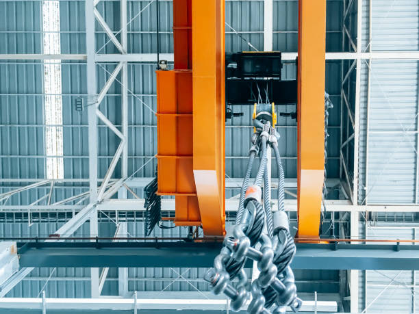 오버 헤드 크레인 및 공장 건물 내부 기계, 산업 배경. - pulley hook crane construction 뉴스 사진 이미지