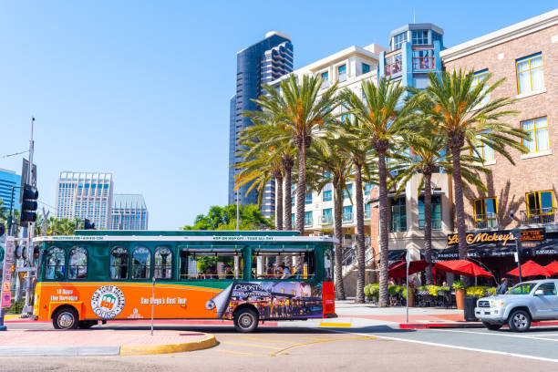 カリフォルニア州サンディエゴの市街地の交通街でガスランプクォーター地区に乗って観光客とホップオンホップオフツアーバス。 - san diego trolley ストックフォトと画像