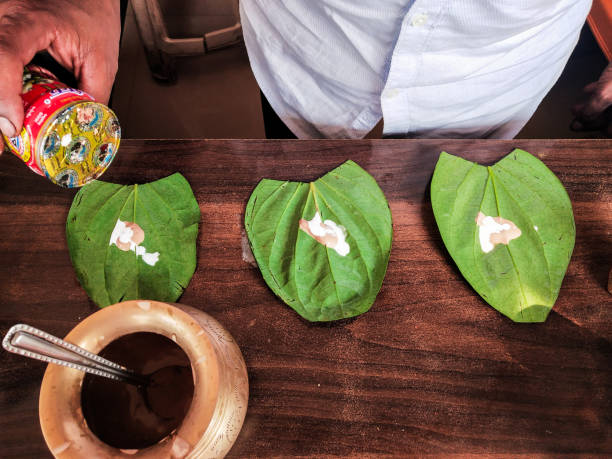 istock INDIAN PAAN WALA MAKING PAAN 1195350423
