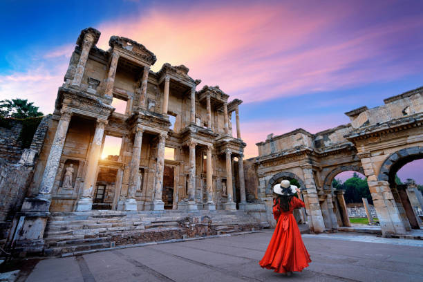 터키 이즈미르에 있는 에헤소르 고대 도시에 있는 셀수스 도서관에 서 있는 여성. - turkey tourist ephesus roman 뉴스 사진 이미지