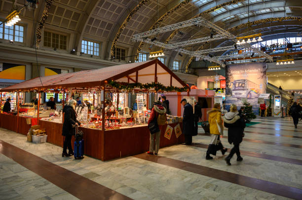 feria de navidad en la estación central. - stockholm market europe sweden fotografías e imágenes de stock