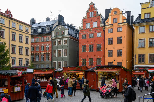 locales e invitados de la ciudad en el mercado de navidad en el casco antiguo de estocolmo - stockholm market europe sweden fotografías e imágenes de stock