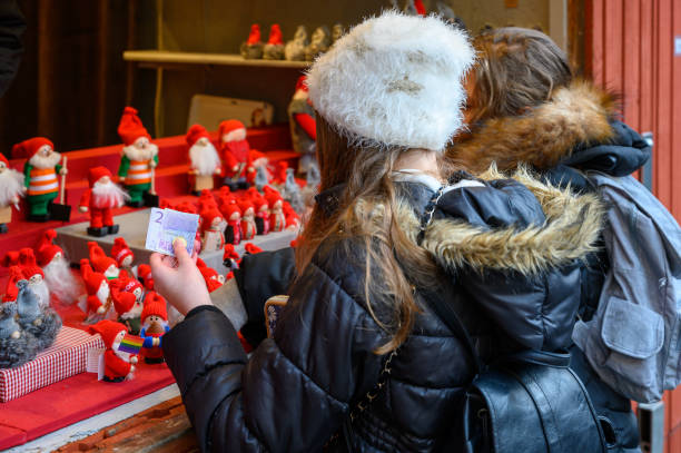 chica compra regalos en el mercado de navidad en el casco antiguo de estocolmo - stockholm market europe sweden fotografías e imágenes de stock