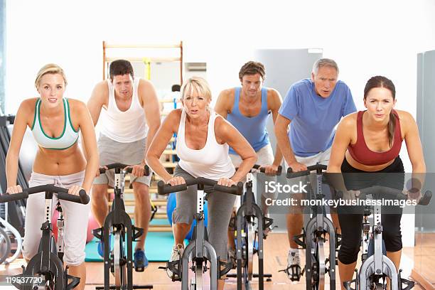 Foto de Grupo De Pessoas Na Aula De Spinning Na Academia De Ginástica e mais fotos de stock de 20 Anos