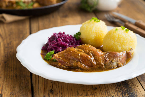 leckeres röstkaninchen mit knödeln - hase wildfleisch stock-fotos und bilder