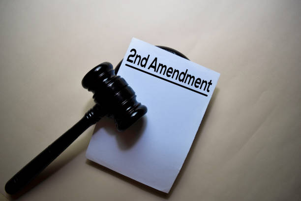 2. poprawka tekst na dokument i gavel izolowane na biurku. koncepcja prawa sprawiedliwości - second amendment zdjęcia i obrazy z banku zdjęć