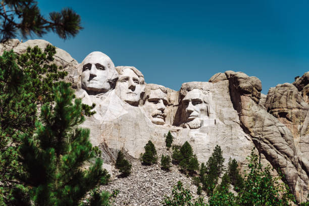 mt rushmore dans le sud dakota - mt rushmore national monument south dakota president day photos et images de collection