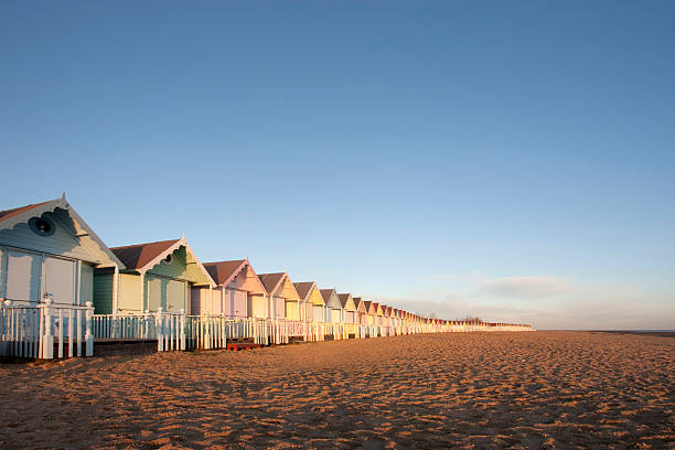 capanne sulla spiaggia presso mersea essex - essex foto e immagini stock