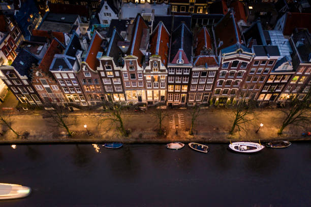 casas en las orillas de los canales de amsterdam por la noche - keizersgracht fotografías e imágenes de stock