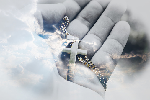 Hermoso arte de Jesucristo con cruz de oro en la palma de la mano con el fondo del paisaje nuboso magnífico de alta calidad photo