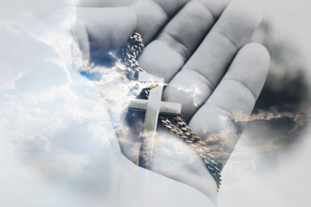 ゴージャスな雲景背景高品質と手のひらの上に金十字架と美しいイエスキリストアート - god spirituality religion metal ストックフォトと画像