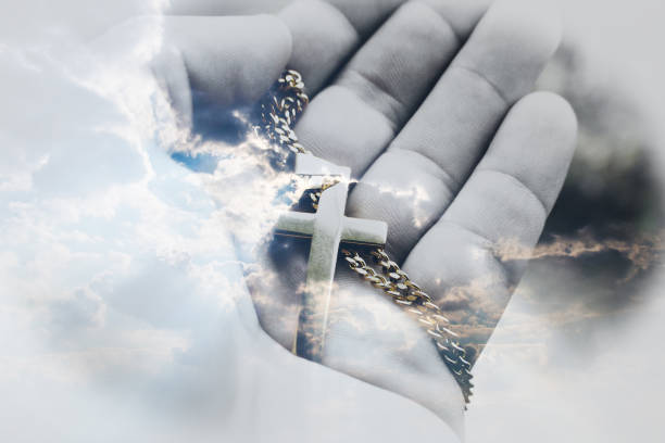 piękny jezus chrystus sztuka ze złotym krzyżem w dłoni z przepięknym tle cloudscape wysokiej jakości - rosary beads bible prayer beads catholicism zdjęcia i obrazy z banku zdjęć