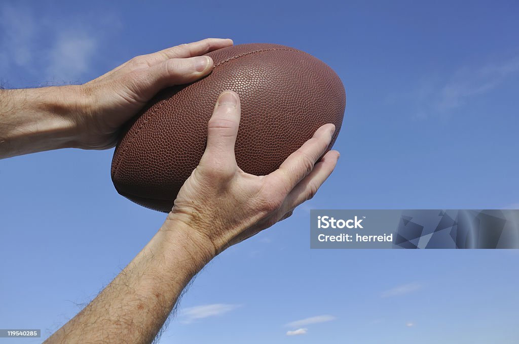 Receptor disfruta de un pase de fútbol americano - Foto de stock de Fútbol americano libre de derechos