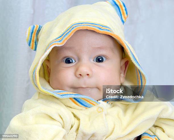 Bambino Nel Cappuccio Giallo - Fotografie stock e altre immagini di 0-11 Mesi - 0-11 Mesi, Abbigliamento, Ambientazione interna