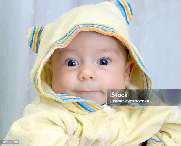 Dziecko W Żółty Kaptur - zdjęcia stockowe i więcej obrazów 0 - 11 miesięcy - 0 - 11 miesięcy, Dzieciństwo, Fotografika