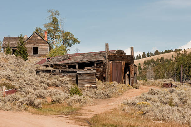 istock Abandoned House and Repair Shop 119540791