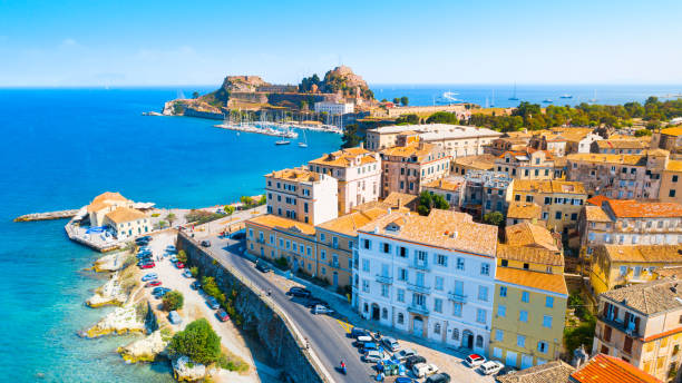 panoramisch uitzicht op kerkyra, hoofdstad van het eiland corfu, griekenland - corfu town stockfoto's en -beelden