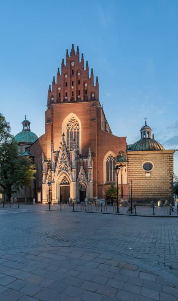 크라쿠프의 도미니카 성 삼위일체 교회 의 정면 보기 - polish culture poland malopolskie province cathedral 뉴스 사진 이미지