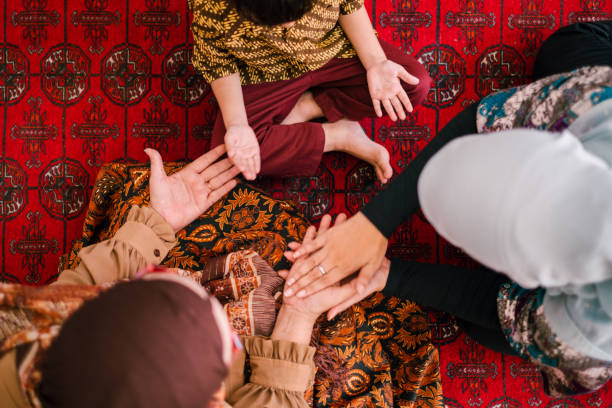 madre, abuela y nieto jugando juegos de tradición juntos - traditional games fotografías e imágenes de stock