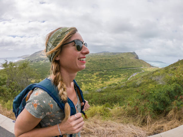 joven senderismo, oahu, hawái, estados unidos - travel destinations mountain hiking profile fotografías e imágenes de stock