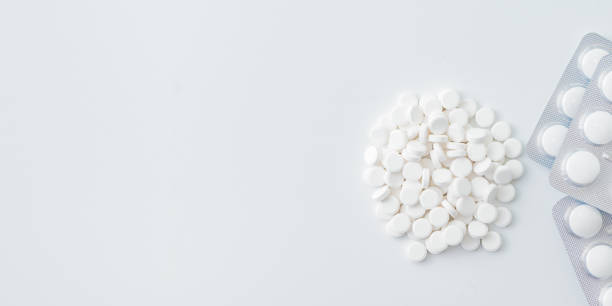 white pills in a blister and whitek pills on a light background. medical pharmacy concept - whitek imagens e fotografias de stock