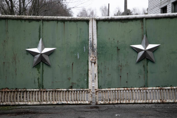 chernobyl exclusion zone - prypiat - ônibus de dois andares imagens e fotografias de stock