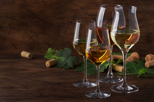 ensemble de vin blanc. dégustation de vin, les variétés les plus populaires de vins blancs dans des verres à vin sur table en bois vintage dans un style rustique, mise au point sélective - gewurztraminer photos et images de collection