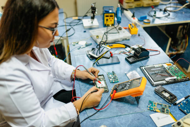 reparatur von mobiltelefonen durch einen dienst - electronics industry circuit board capacitor tweezers stock-fotos und bilder