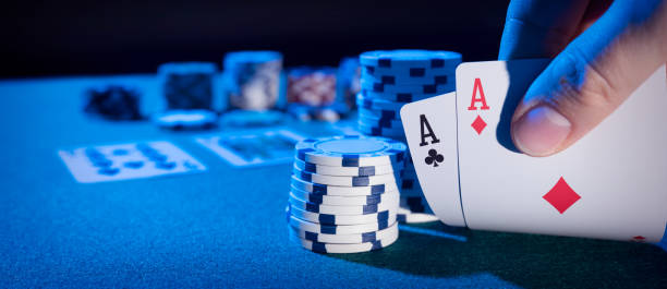 mann spielt poker im casino - poker stock-fotos und bilder