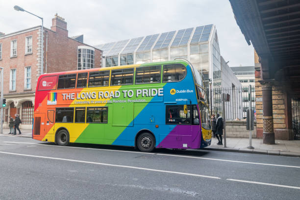 autobus urbano di dublino. la lunga strada verso l'orgoglio. festeggiamo i 50 anni della rivoluzione arcobaleno. - republic of ireland dublin ireland bus city foto e immagini stock