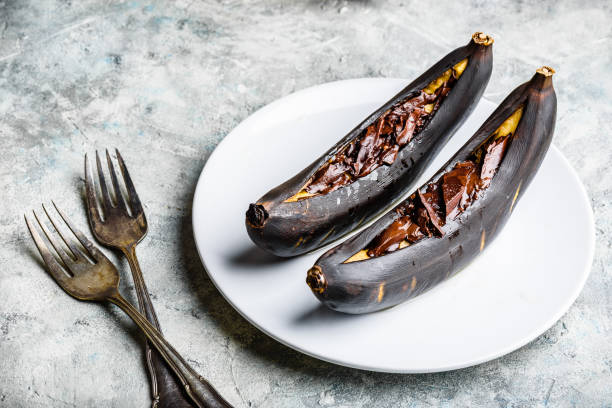 бананы на гриле с темным шоколадом - grilled bananas стоковые фото и изображения